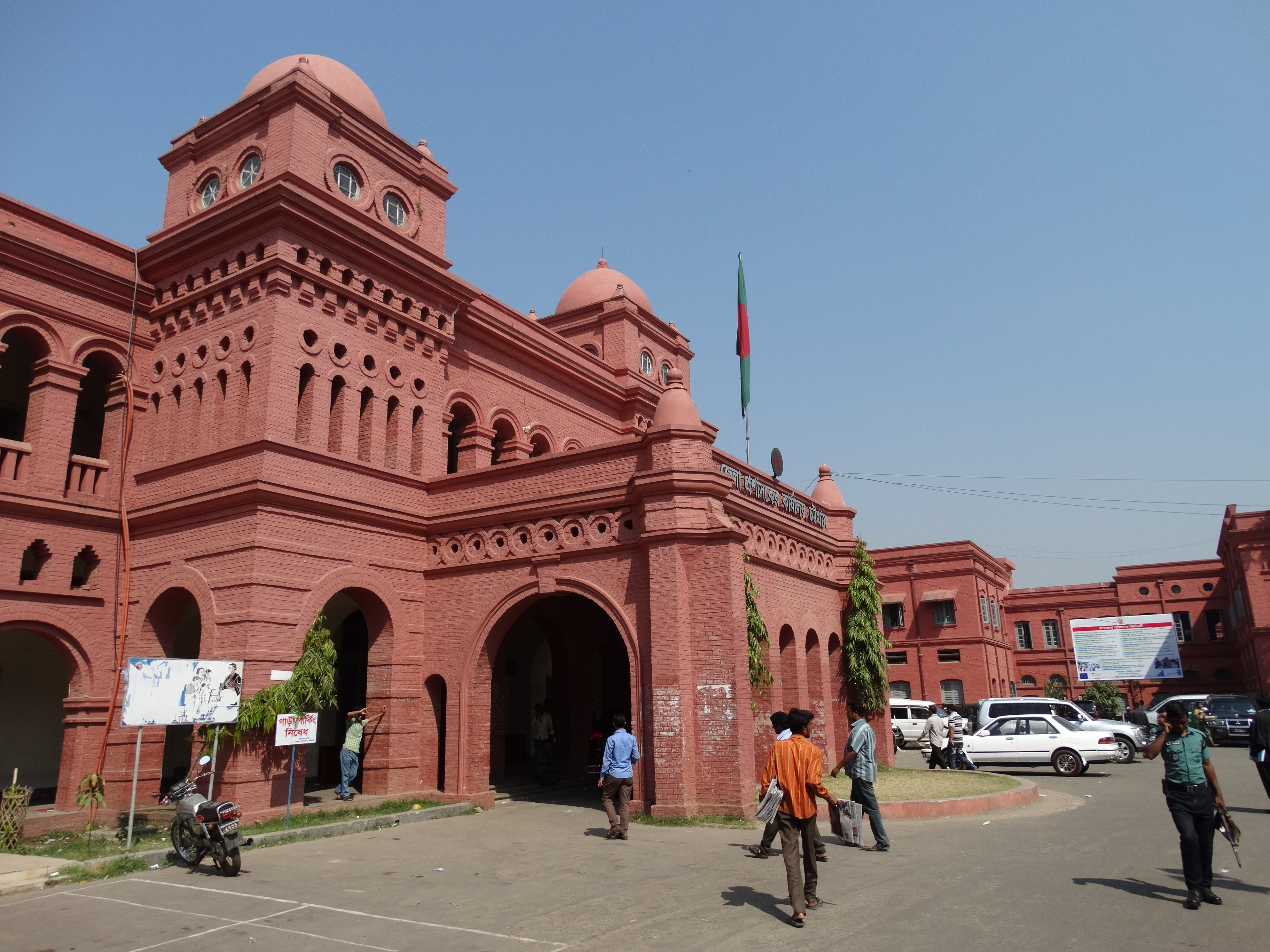Colonial-Era_Court_Building_-_Chittagong_-_Bangladesh_(13081106214).jpg